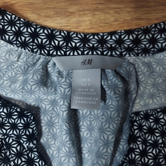 H&M black white printed blouse 3/4 sleeve size small - Picture 3 of 5